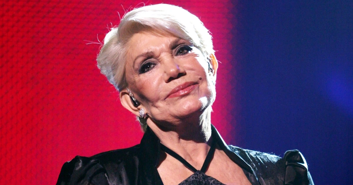 Η Μαρινέλλα επί σκηνής να κρατάει το μικρόφωνο σε μια από τις κλασικές και γεμάτες πάθος ερμηνείες της.