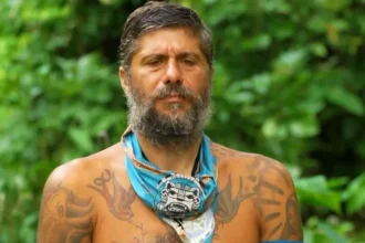 Ο Μιχάλης Σηφάκης μιλάει στην κάμερα του Survivor με φανερό εκνευρισμό για τις συμπαίκτριές του