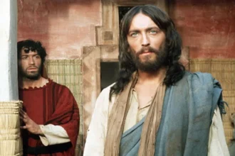 Ο Ρόμπερτ Πάουελ ως Ιησούς στη σειρά «Ιησούς από τη Ναζαρέτ» του Φράνκο Τζεφιρέλι που προβάλλεται στον ΑΝΤ1 το Πάσχα 2026