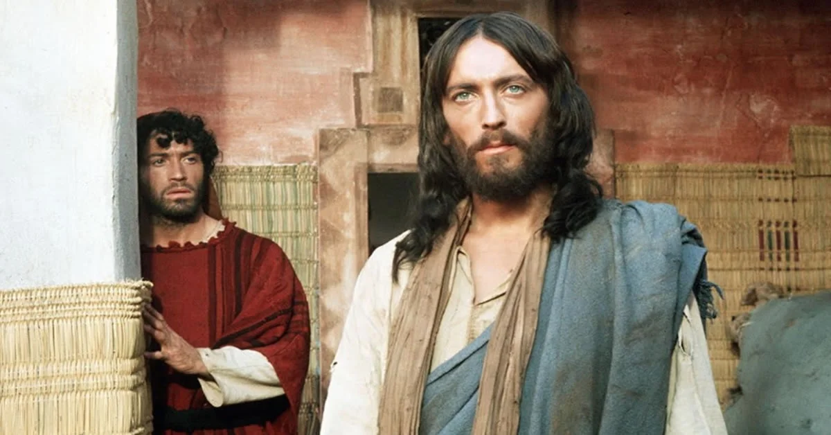 Ο Ρόμπερτ Πάουελ ως Ιησούς στη σειρά «Ιησούς από τη Ναζαρέτ» του Φράνκο Τζεφιρέλι που προβάλλεται στον ΑΝΤ1 το Πάσχα 2026
