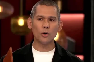 Ο κριτής Σωτήρης Κοντιζάς στέκεται με αυστηρό ύφος και μπροστά από τους πάγκους της τηλεοπτικής κουζίνας.