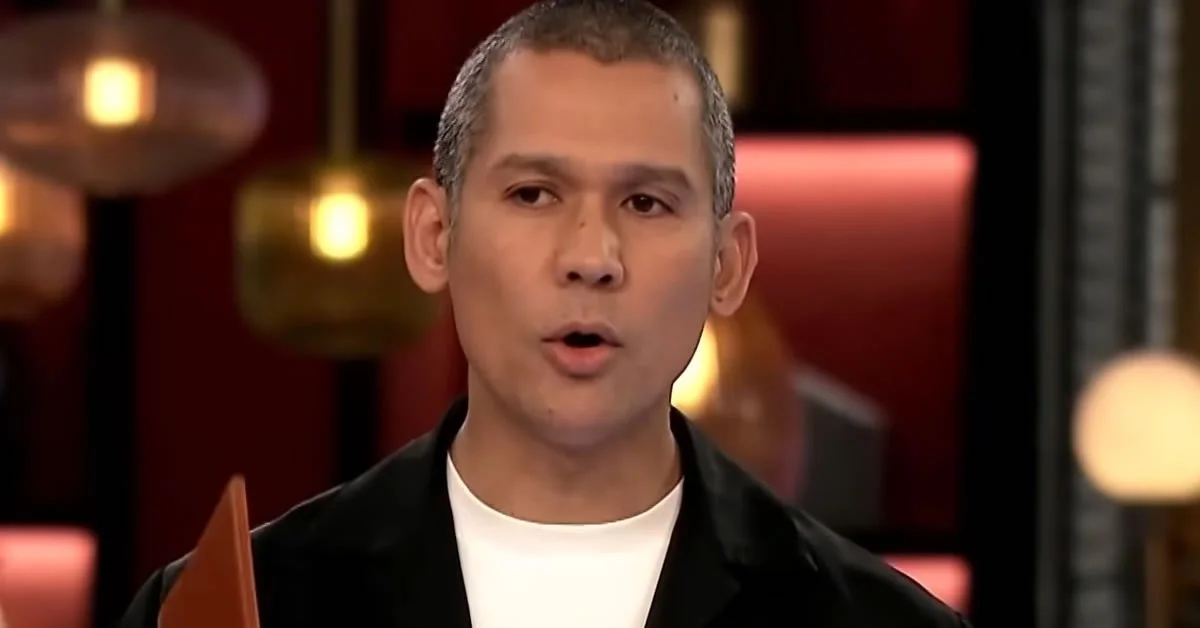 Ο κριτής Σωτήρης Κοντιζάς στέκεται με αυστηρό ύφος και μπροστά από τους πάγκους της τηλεοπτικής κουζίνας.