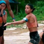 Αγώνισμα ασυλίας στο Survivor με τους παίκτες των δύο ομάδων σε πλήρη δράση.