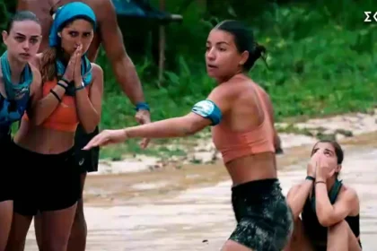 Αγώνισμα ασυλίας στο Survivor με τους παίκτες των δύο ομάδων σε πλήρη δράση.