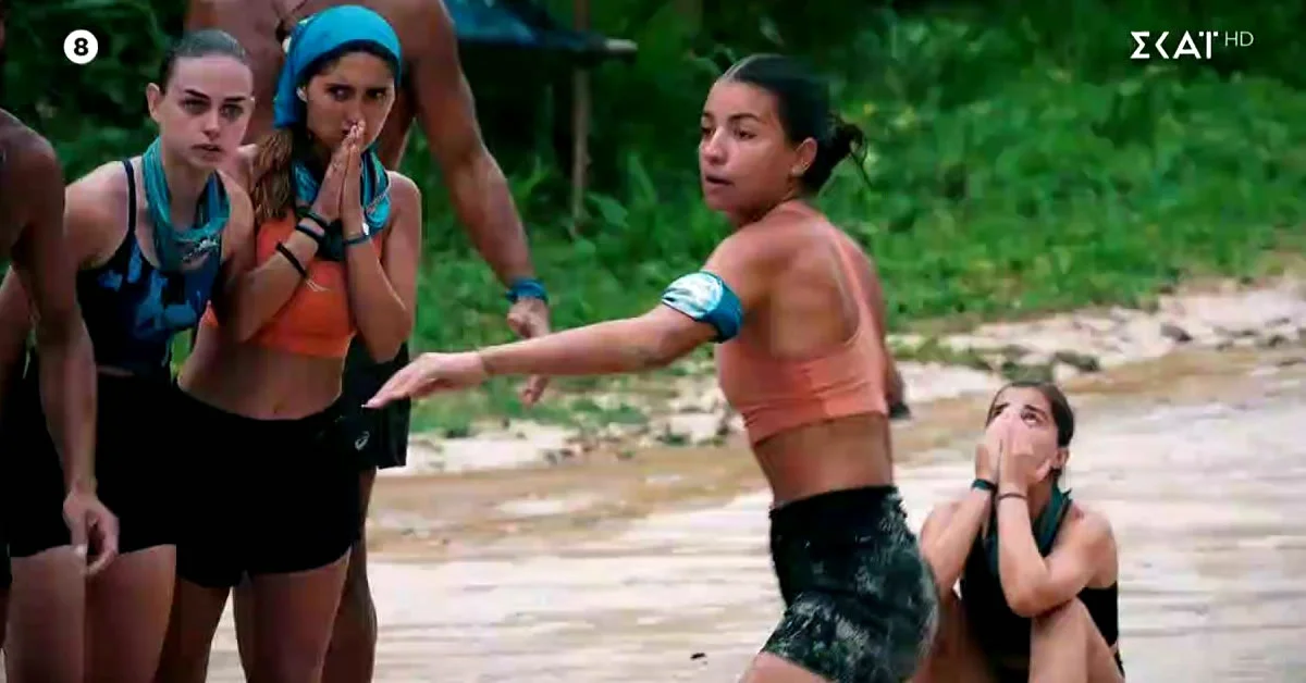 Αγώνισμα ασυλίας στο Survivor με τους παίκτες των δύο ομάδων σε πλήρη δράση.