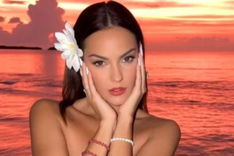 Η Βρισηίδα Ανδριώτου ποζάρει σε πορτοκαλί καναπέ με μαύρο σύνολο και ψηλές λουστρίνι μπότες