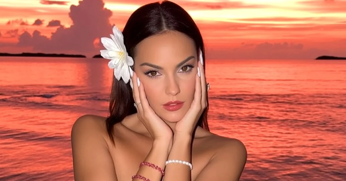 Η Βρισηίδα Ανδριώτου ποζάρει σε πορτοκαλί καναπέ με μαύρο σύνολο και ψηλές λουστρίνι μπότες