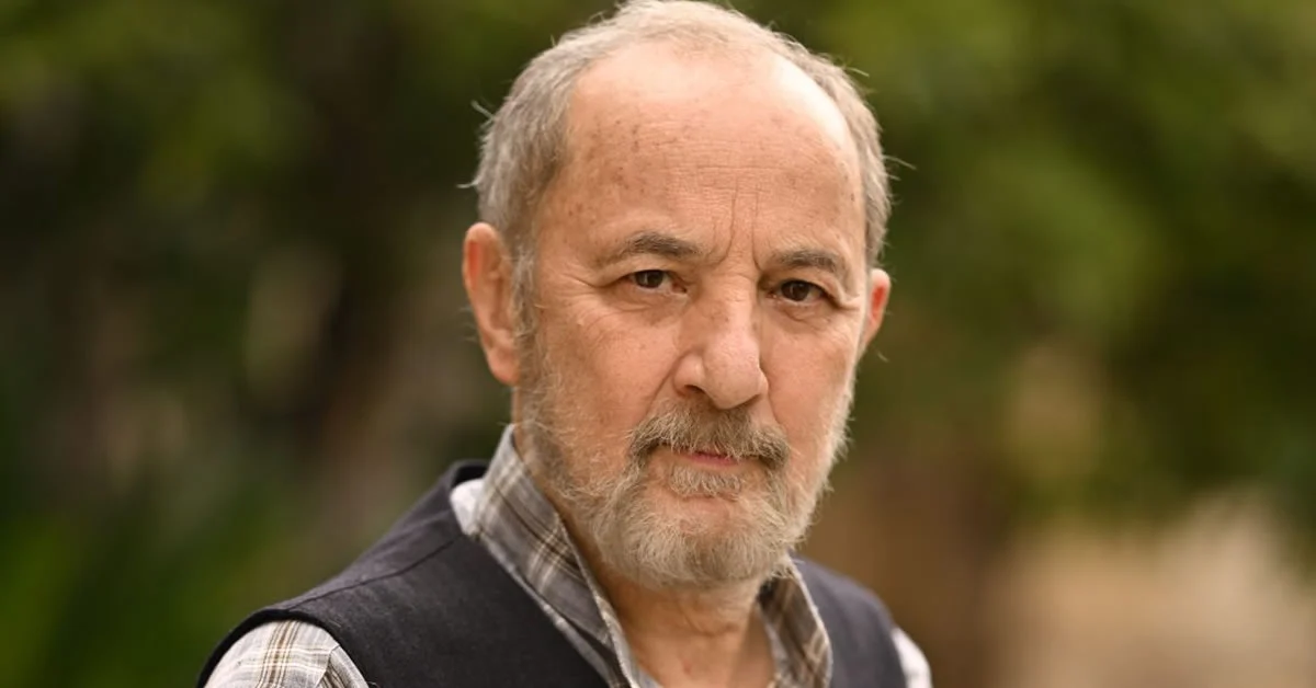 Ο Λεωνίδας ορκίζεται εκδίκηση πάνω από τους τάφους της οικογένειάς του στα νέα επεισόδια της σειράς Άγιος Έρωτας.