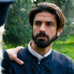 Ο Νικόλαος βιώνει τον απόλυτο διασυρμό και την καθαίρεση στην κηδεία του πατέρα του στα νέα επεισόδια της σειράς Άγιος Έρωτας.