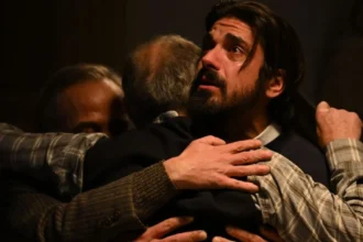 Ο πατήρ Νικόλαος με τη Χλόη από τη σειρά Άγιος Έρωτας έρχονται αντιμέτωποι με μεγάλες αποκαλύψεις μετά την επιστροφή του Λεωνίδα.