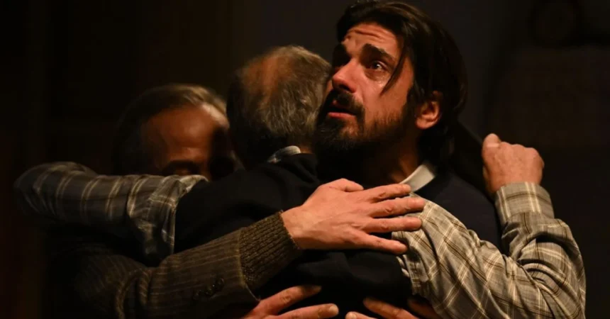 Ο πατήρ Νικόλαος με τη Χλόη από τη σειρά Άγιος Έρωτας έρχονται αντιμέτωποι με μεγάλες αποκαλύψεις μετά την επιστροφή του Λεωνίδα.