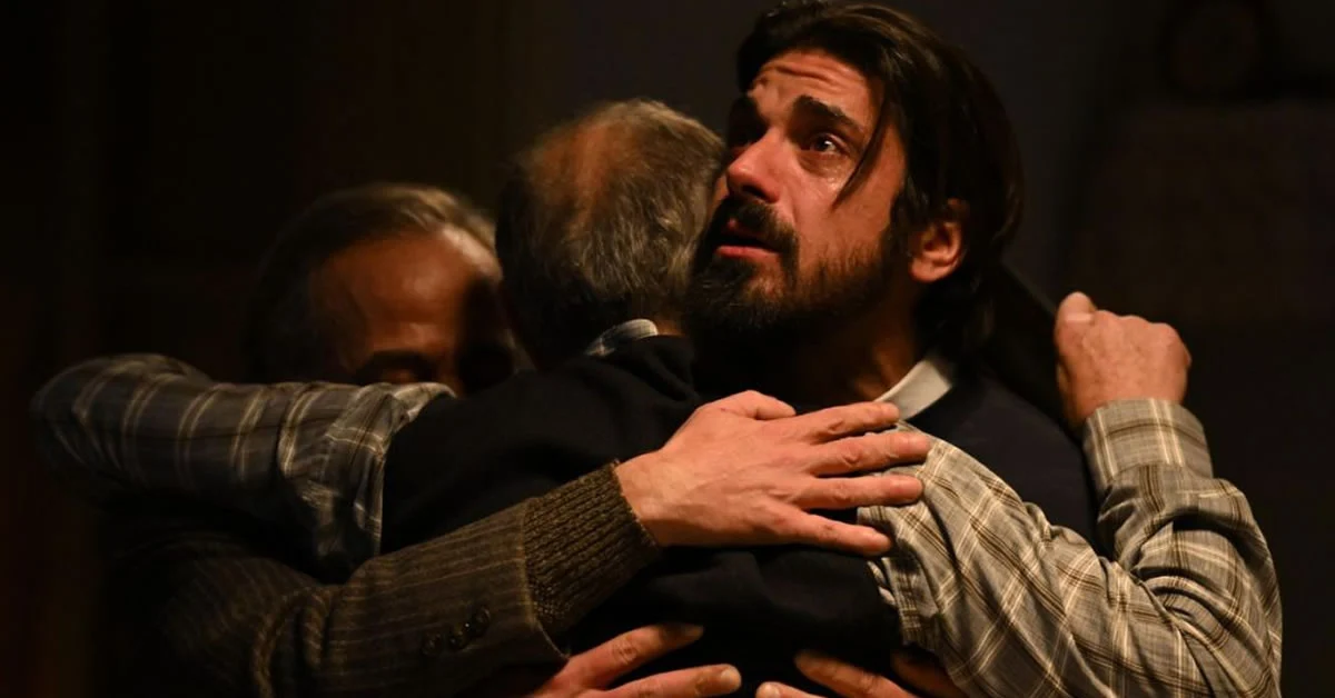 Ο πατήρ Νικόλαος με τη Χλόη από τη σειρά Άγιος Έρωτας έρχονται αντιμέτωποι με μεγάλες αποκαλύψεις μετά την επιστροφή του Λεωνίδα.