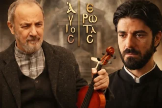 Ο πατήρ Νικόλαος με ανήσυχο βλέμμα δίπλα στον Λεωνίδα