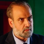 Ο Παύλος Μαρκόπουλος σε μια δραματική σκηνή της σειράς Άγιος έρωτας καθώς έρχεται αντιμέτωπος με το τέλος του