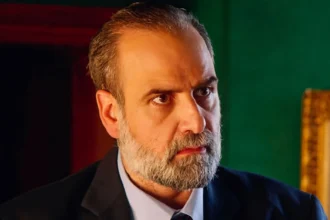 Ο Παύλος Μαρκόπουλος σε μια δραματική σκηνή της σειράς Άγιος έρωτας καθώς έρχεται αντιμέτωπος με το τέλος του