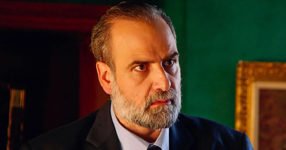 Ο Παύλος Μαρκόπουλος σε μια δραματική σκηνή της σειράς Άγιος έρωτας καθώς έρχεται αντιμέτωπος με το τέλος του