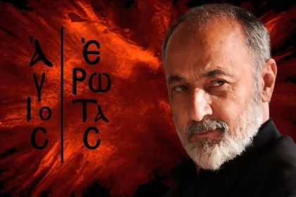 Ο Σωτήρης σε κατάσταση απόλυτου σοκ ανακαλύπτει την αληθινή ταυτότητα του Λεωνίδα στο επεισόδιο 97 της σειράς Άγιος Έρωτας.