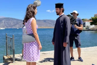 Γραφικό λιμάνι και παραδοσιακά σπίτια στο Γαλαξίδι, η βασική τοποθεσία των γυρισμάτων για τη φανταστική πόλη Στέρνα στη σειρά Άγιος Έρωτας.