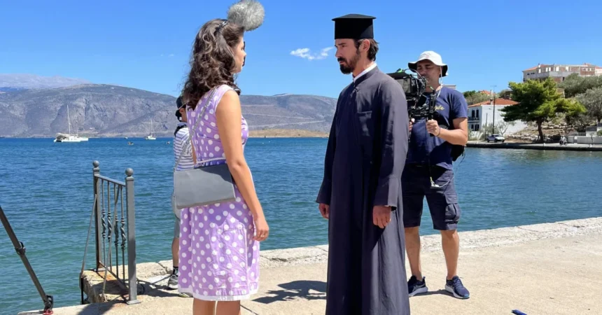 Γραφικό λιμάνι και παραδοσιακά σπίτια στο Γαλαξίδι, η βασική τοποθεσία των γυρισμάτων για τη φανταστική πόλη Στέρνα στη σειρά Άγιος Έρωτας.