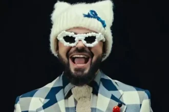 Ο τραγουδιστής Akylas ερμηνεύει την επιτυχία Ferto στο γαμήλιο γλέντι του Βαγγέλη και της Τιτίκας στη σειρά της ΕΡΤ Το Παιδί.