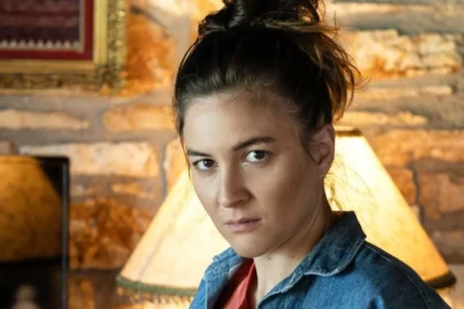 Η Αμαλία Νίνου στον ρόλο της Διαμάντως κρατάει ένα ταψί γεμιστά στην επική viral σκηνή της σειράς «Γιατί ρε πατέρα;» του ΑΝΤ1.