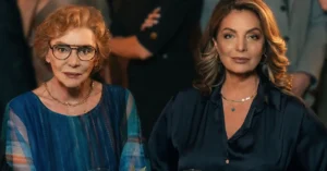 Η Άντζελα Γκερέκου και η Μάρω Κοντού χαμογελαστές και συγκινημένες κατά τη διάρκεια του τελευταίου τους γυρίσματος στο Σούνιο για τη σειρά Η Γη της Ελιάς.