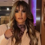 Η Αθηνά Οικονομάκου σε σικ εμφάνιση στο Μιλάνο, φορώντας ένα ανοιχτό σομόν κοστούμι με κρόσσια, ενώ περιμένει τον γάμο της στην Πάρο.