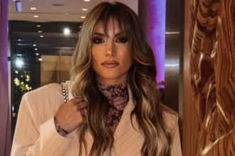 Η Αθηνά Οικονομάκου σε σικ εμφάνιση στο Μιλάνο, φορώντας ένα ανοιχτό σομόν κοστούμι με κρόσσια, ενώ περιμένει τον γάμο της στην Πάρο.