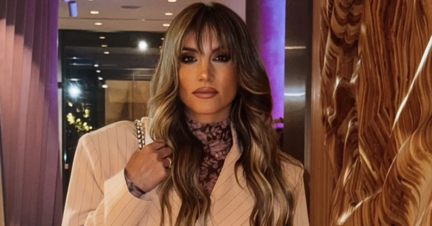 Η Αθηνά Οικονομάκου σε σικ εμφάνιση στο Μιλάνο, φορώντας ένα ανοιχτό σομόν κοστούμι με κρόσσια, ενώ περιμένει τον γάμο της στην Πάρο.