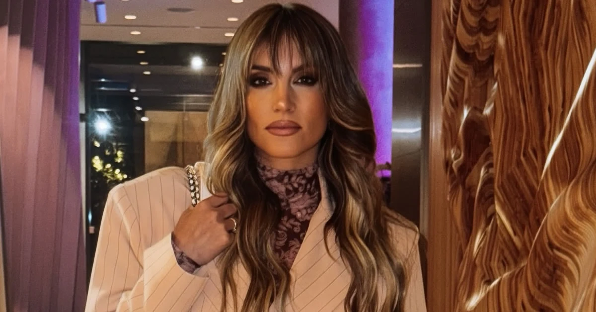 Η Αθηνά Οικονομάκου σε σικ εμφάνιση στο Μιλάνο, φορώντας ένα ανοιχτό σομόν κοστούμι με κρόσσια, ενώ περιμένει τον γάμο της στην Πάρο.