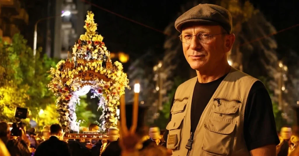 Ο Ντάνιελ Κρεγκ κάνει Πάσχα στην Ελλάδα: Ο «Τζέιμς Μποντ» βιντεοσκοπούσε τον Επιτάφιο στη Γλυφάδα!