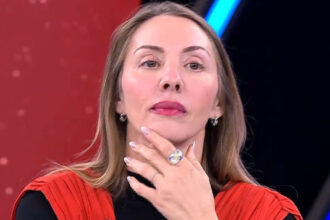 Η Βιβή στο τηλεοπτικό παιχνίδι Deal μαζί με τον Γιώργο Θαναηλάκη τη στιγμή που κερδίζει 10.000 ευρώ.