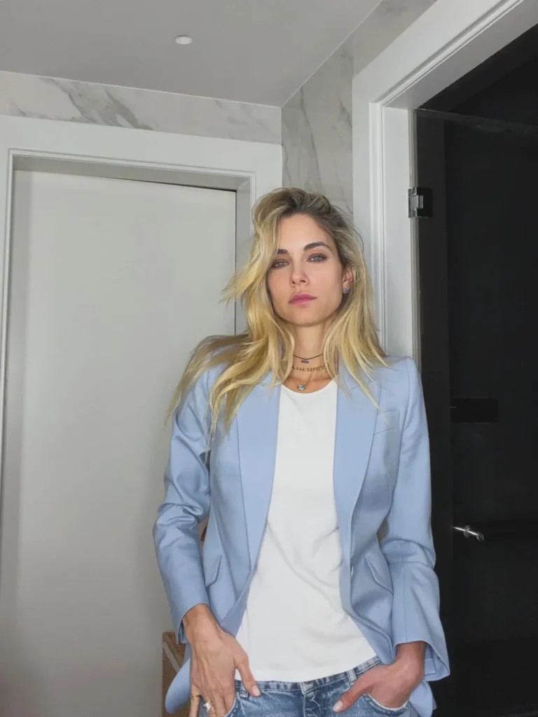 Casual chic ντύσιμο την άνοιξη με ανοιχτόχρωμο τζιν, λευκό t-shirt και baby blue blazer από τη Δούκισσα Νομικού.