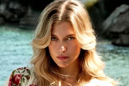 Η Έλενα Χριστοπούλου ποζάρει σε παλαιότερη της εμφάνιση.