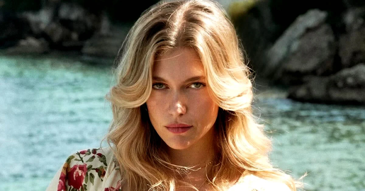 Η Έλενα Χριστοπούλου ποζάρει σε παλαιότερη της εμφάνιση.