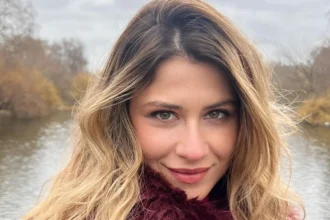 Η ταλαντούχα ηθοποιός Εριέττα Μανούρη σε μια εντυπωσιακή και φυσική πόζα από τον προσωπικό της λογαριασμό στο Instagram.