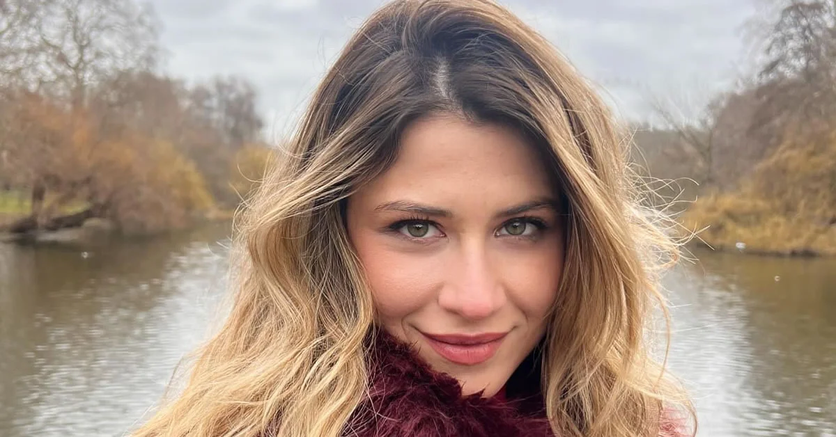 Η ταλαντούχα ηθοποιός Εριέττα Μανούρη σε μια εντυπωσιακή και φυσική πόζα από τον προσωπικό της λογαριασμό στο Instagram.