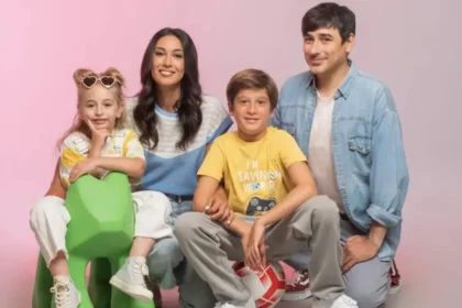 Η οικογένεια της σειράς «Έχω Παιδιά» σε πασχαλινές περιπέτειες, με τον μπαμπά να προσπαθεί να σταματήσει τον παππού που κρατάει ρουκέτες.