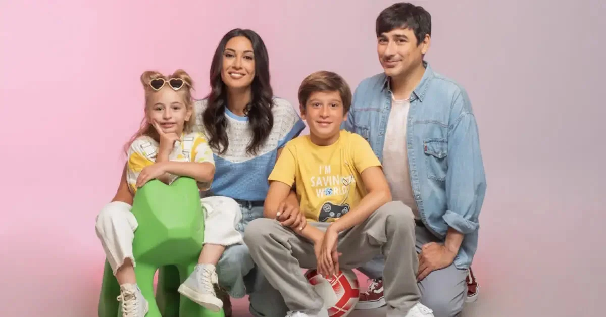 Η οικογένεια της σειράς «Έχω Παιδιά» σε πασχαλινές περιπέτειες, με τον μπαμπά να προσπαθεί να σταματήσει τον παππού που κρατάει ρουκέτες.