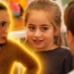 Η Σάρα και ο Μιχάλης με έκφραση απελπισίας και εξάντλησης, προσπαθώντας να επιβάλουν τους κανόνες στα παιδιά τους, στη σειρά Έχω παιδιά του MEGA.