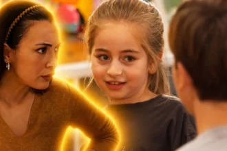 Η Σάρα και ο Μιχάλης με έκφραση απελπισίας και εξάντλησης, προσπαθώντας να επιβάλουν τους κανόνες στα παιδιά τους, στη σειρά Έχω παιδιά του MEGA.