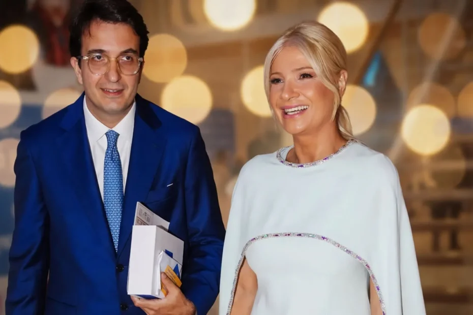 Η Φαίη Σκορδά έκανε την πρώτη της επίσημη εμφάνιση με τον μέλλοντα σύζυγό της, Αλέξανδρο Αθανασιάδη. Τα χαμόγελα, η συγκίνηση και η απάντηση για τον έρωτα.