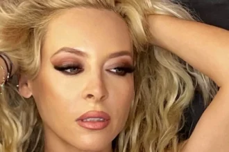 Η Φαίη Ξυλά ποζάρει χαμογελαστή και εντυπωσιακή με μπλε μπικίνι, βγαίνοντας από τη θάλασσα στην πρώτη της καλοκαιρινή βουτιά.