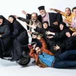 Σκηνή από τη μαύρη κωμωδία του Alpha Φόνοι στο καμπαναριό με τις πρωταγωνίστριες καλόγριες