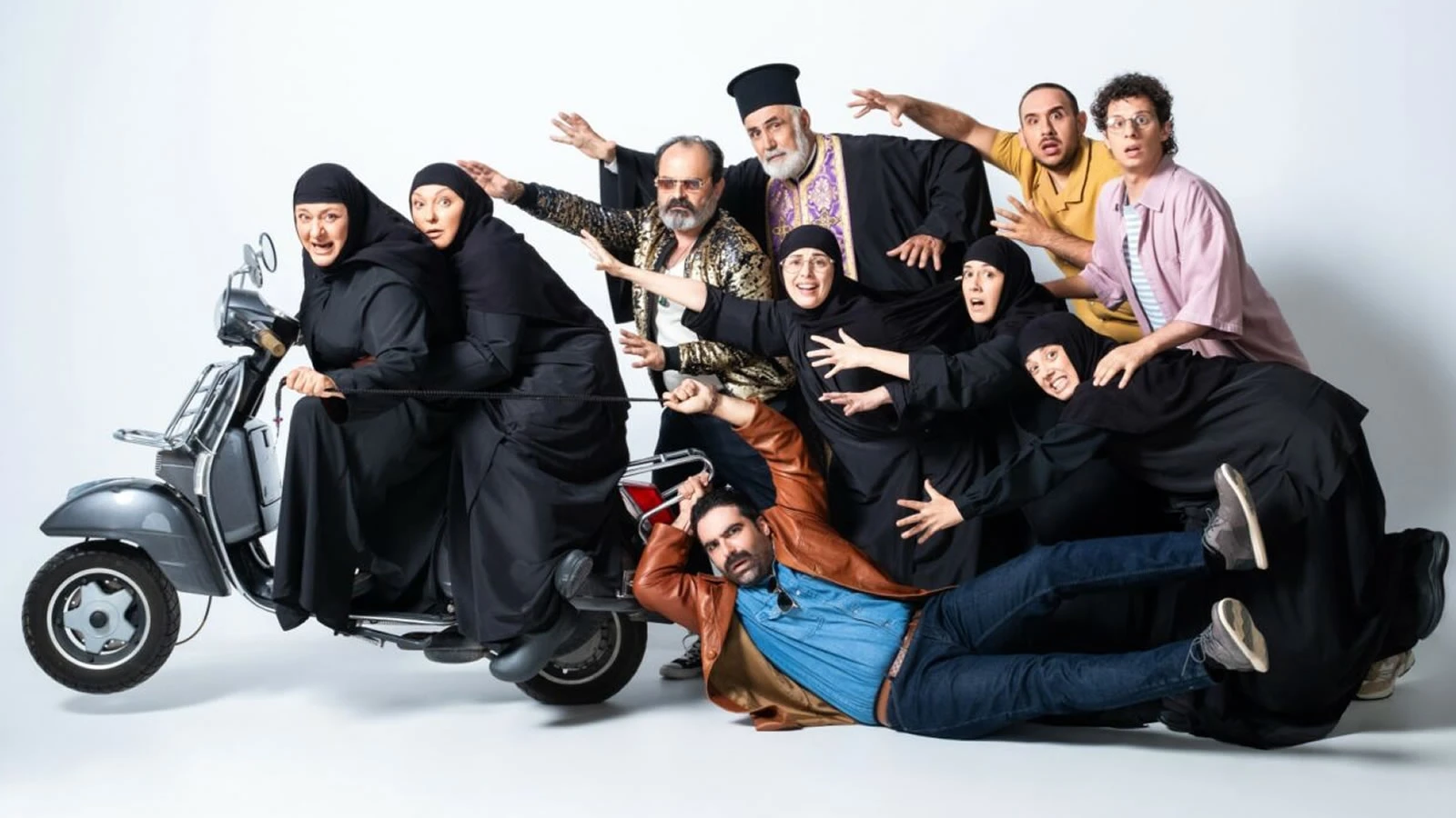 Σκηνή από τη μαύρη κωμωδία του Alpha Φόνοι στο καμπαναριό με τις πρωταγωνίστριες καλόγριες