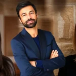 Η Ασπασία λυγισμένη από τις ενοχές λίγο πριν το τραγικό της τέλος, ενώ στο άλλο κάδρο η Βασιλική αντικρίζει σοκαρισμένη τον Στέφανο, στη σειρά Η Γη της Ελιάς.