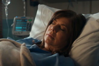 Η Ασπασία καταρρέει μέσα στη δικαστική αίθουσα στο άκουσμα της ποινής της, ενώ οι γιατροί δίνουν μάχη, στα νέα επεισόδια της σειράς Η Γη της Ελιάς.