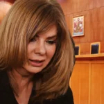 Η Ασπασία πιάνει την καρδιά της και καταρρέει μέσα στη δικαστική αίθουσα στο άκουσμα της ποινής της, στα νέα δραματικά επεισόδια της σειράς Η Γη της Ελιάς.