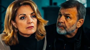 Η Αθηνά με έντονο ύφος μαζεύει τα πράγματά της για να φύγει, ενώ σε άλλο πλάνο η Μαρία χαμογελά κοιτώντας το εντυπωσιακό της μονόπετρο στη σειρά Η Γη της Ελιάς.