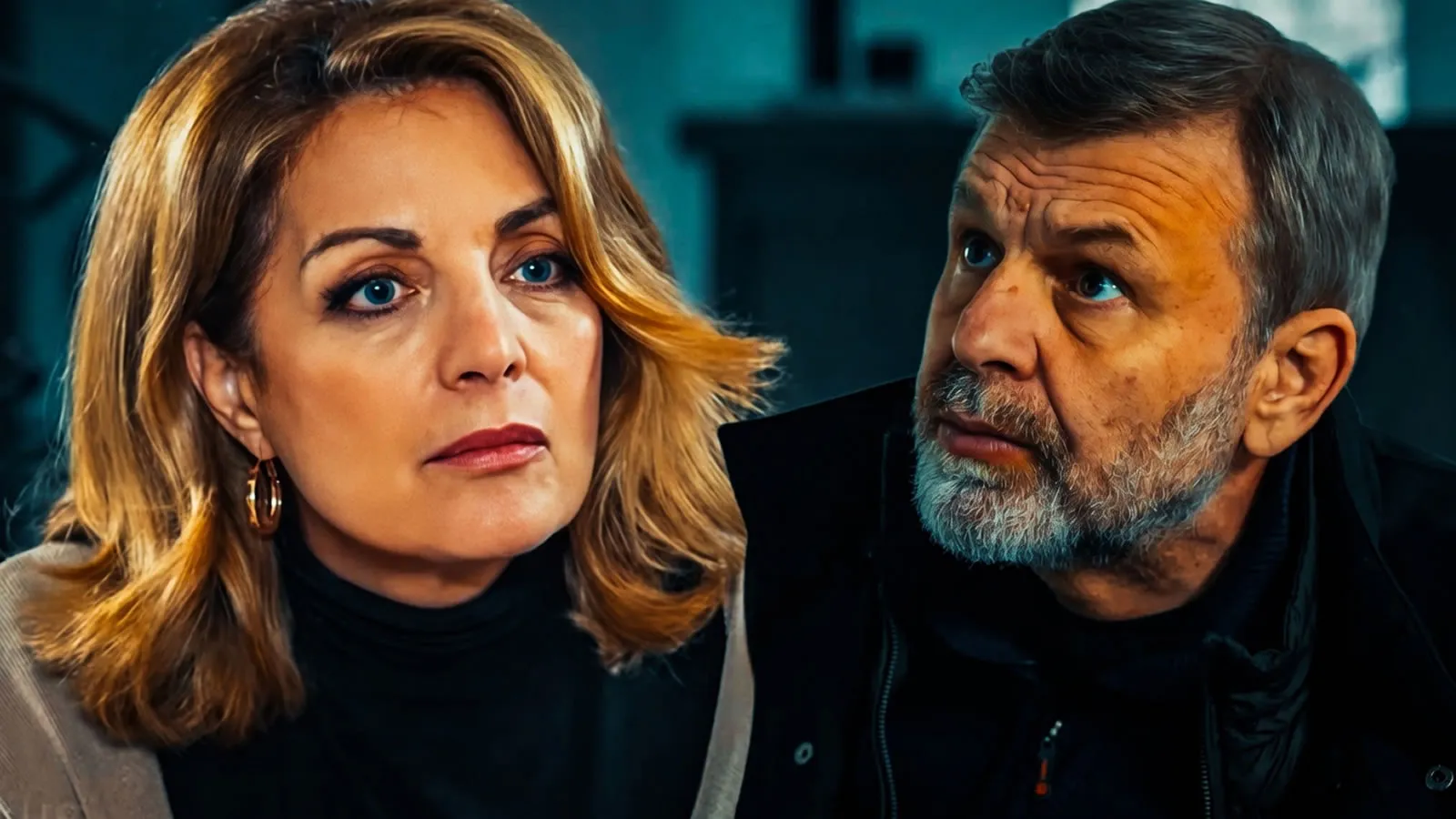 Η Αθηνά με έντονο ύφος μαζεύει τα πράγματά της για να φύγει, ενώ σε άλλο πλάνο η Μαρία χαμογελά κοιτώντας το εντυπωσιακό της μονόπετρο στη σειρά Η Γη της Ελιάς.